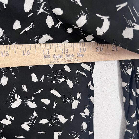 NWT Lush Womens M Black Abstract Print Blouse Button Front V-Neck Long Sleeved - Picture 7 of 9